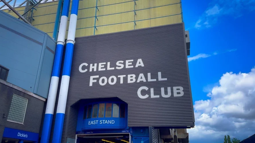 W bardzo trudnym sezonie dla Chelsea zapowiada się intensywne lato na Stamford Bridge. Klub planuje poważne roszady kadrowe i zmianę menedżera, a na liście transferowej mogą znaleźć się nawet pięciu podstawowych zawodnik&oacute;w. Sytuacja trenerska Po zwolnieniu trenera Liama Rossini&euml;ra Calum [&hellip;]