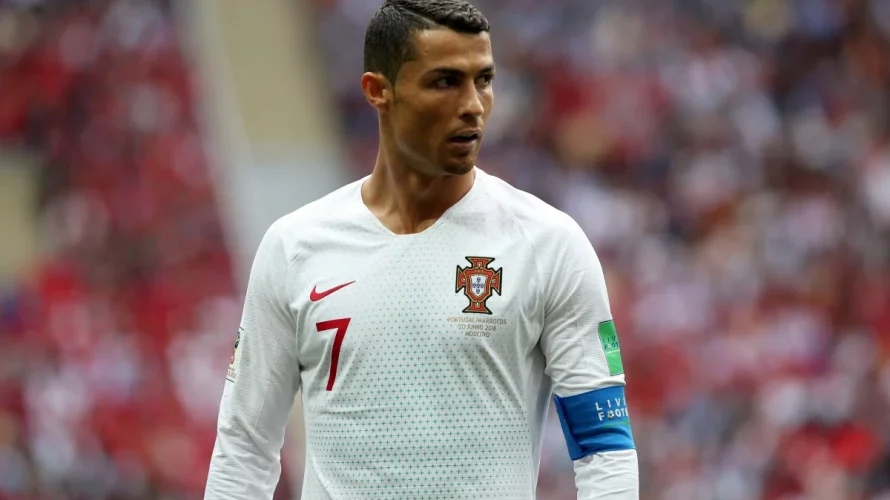 Przed nami towarzyskie starcie reprezentacji USA z Portugalią. W tekście znajdziesz informacje o spotkaniu oraz między innymi wskaz&oacute;wki, gdzie oglądać transmisję online tego pojedynku. Kiedy i o kt&oacute;rej godzinie mecz? Spotkanie USA &ndash; Portugalia odbędzie się w środę 01.04.2026 o [&hellip;]