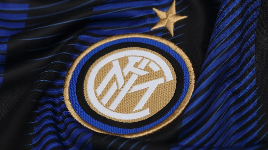 Poniżej przedstawiam statystyki, kursy i typy przedmeczowe dotyczące spotkania Fiorentina &ndash; Inter Mediolan w rozgrywkach Serie A. Mecz zaplanowano na niedzielę 22.03.2026 godz. 20:45 na Stadio Artemio Franchi w Florencji. Fiorentina prezentuje w ostatnim okresie mieszane, lecz solidne wyniki i [&hellip;]
