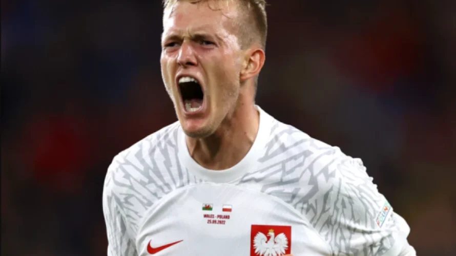 Karol Świderski nie zwalnia tempa w greckiej Super League. Reprezentant Polski zdobył kolejną bramkę, otwierając wynik meczu Panathinaikosu z Asterasem Tripolis. Trafienie padło pod koniec pierwszej połowy z rzutu karnego, a ostatecznie zesp&oacute;ł z Aten wygrał 2:0. Spotkanie było szczeg&oacute;lnie [&hellip;]