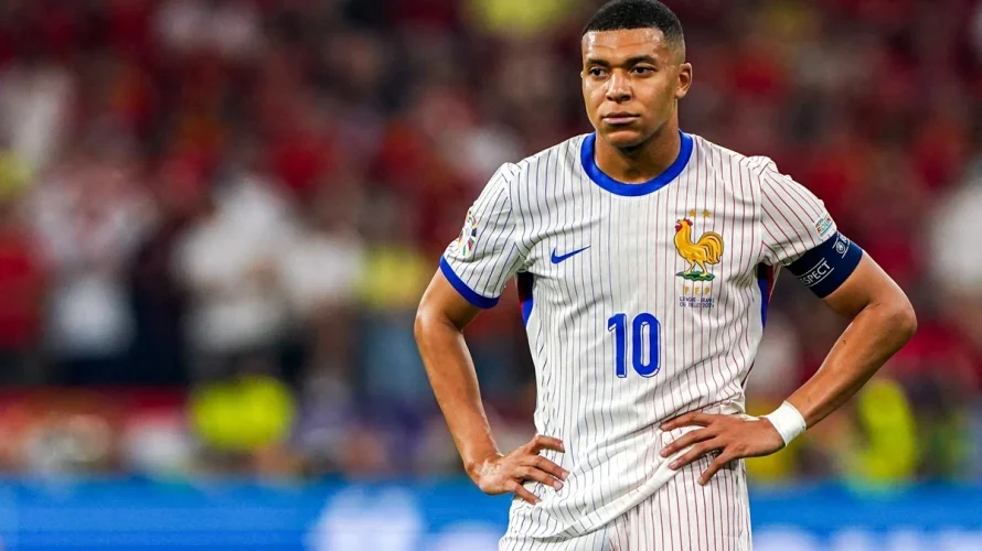 Reprezentacja Francji traci swojego lidera tuż po efektownym zwycięstwie 4:0 nad Islandią. Kylian Mbapp&eacute;, kt&oacute;ry w tym meczu zdobył dwie bramki, opuścił zgrupowanie z powodu kontuzji &ndash; poinformowała francuska federacja. U napastnika zdiagnozowano stan zapalny w prawym stawie skokowym. To [&hellip;]