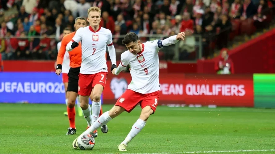 Choć ciężko przechodzi to przez gardło to Robert Lewandowski najpewniej nie przedłuży wygasającej z końcem sezonu umowy z FC Barceloną. Na brak zainteresowania nie może jednak narzekać, w kolejce ustawiają się kluby chętne walczyć o jego angaż. Do nich dołącza [&hellip;]