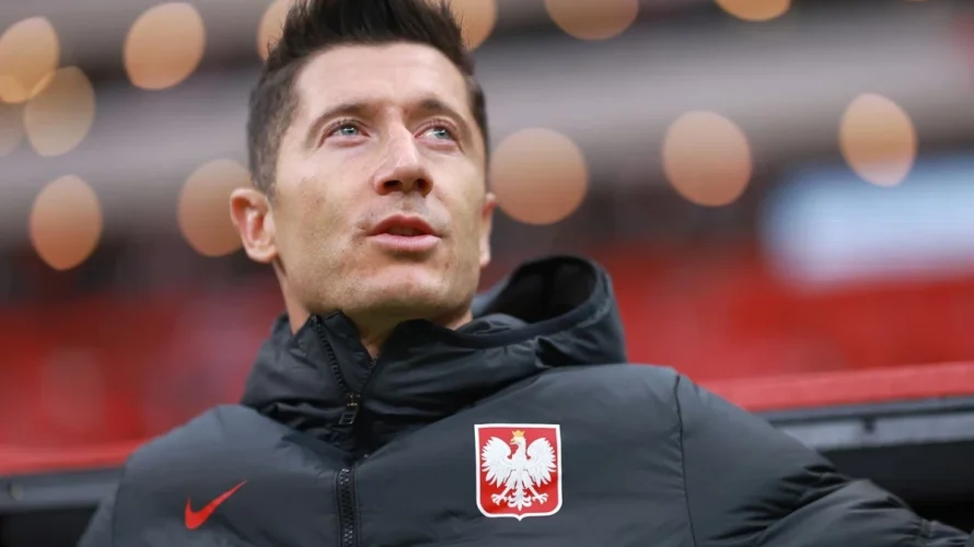 Przedstawiamy oficjalne składy na mecz Szwecja &ndash; Polska. Spotkanie rozpocznie się o 20:45 na stadionie Strawberry Arena w Solnie. Szwecja &ndash; Polska wyjściowe składy Szwecja Kristoffer Nordfeldt, Carl Starfelt, Victor Lindel&ouml;f, Gustaf Lagerbielke, Jesper Karlstr&ouml;m, Yasin Ayari, Daniel Svensson, Gabriel [&hellip;]