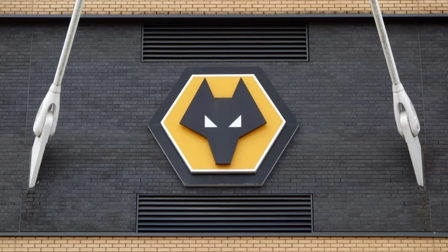 Przedstawiam oficjalne składy na mecz Wolverhampton &ndash; Sunderland. Spotkanie rozpocznie się w sobotę 2 maja 2026 o godzinie 16:00. Wolverhampton &ndash; Sunderland oficjalne składy na mecz Wolverhampton Wyjściowa jedenastka: Daniel Bentley, Santiago Bueno, Toti, Yerson Mosquera, Andr&eacute;, Jo&atilde;o Gomes, Pedro [&hellip;]