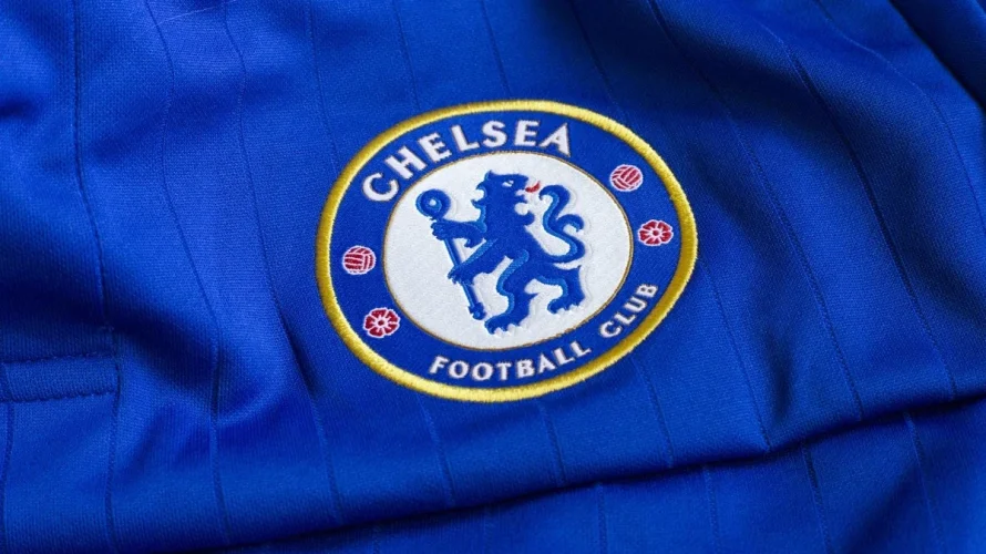 Brighton i Chelsea zmierzą się w pierwszym meczu 34. kolejki Premier League 21 kwietnia 2026 roku na stadionie Amex Stadium. Spotkanie rozpocznie się o godzinie 21:00, a sędzią gł&oacute;wnym będzie Craig Pawson. Wysoka stawka tego spotkania wynika z pozycji w [&hellip;]