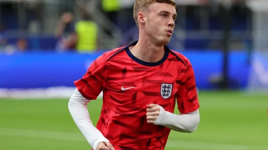 Cole Palmer wciąż nie może wr&oacute;cić na boisko. Anglik dopiero co zbliżał się do zakończenia rehabilitacji po urazie pachwiny, a teraz musi zmierzyć się z kolejnym problemem &ndash; złamanym małym palcem u lewej stopy. Informację tę przekazał Enzo Maresca, kt&oacute;rego [&hellip;]