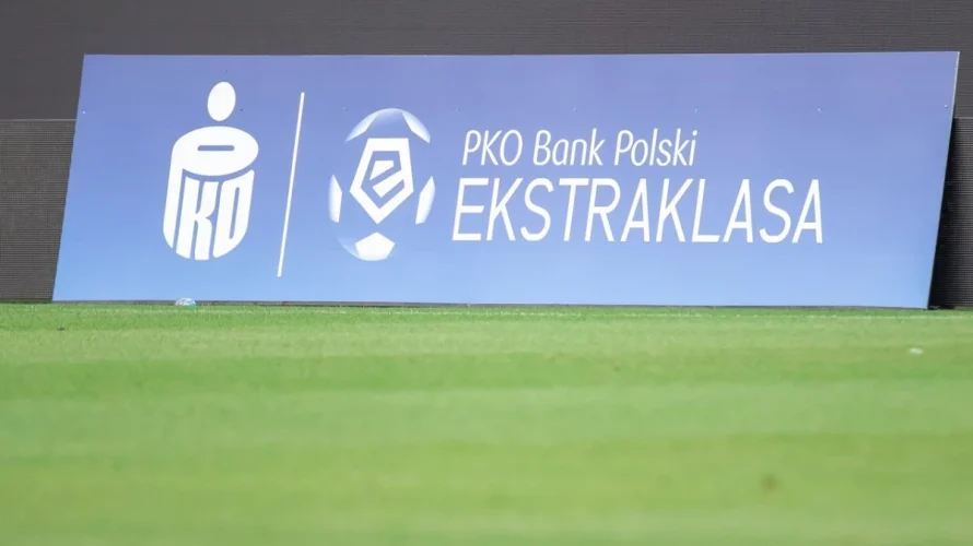 Arka Gdynia poinformowała w mediach społecznościowych o przedłużeniu kontraktu z Dawidem Kocyłą. Nowa umowa skrzydłowego będzie obowiązywać do zakończenia sezonu 2026/27, co oznacza przedłużenie wsp&oacute;łpracy o dodatkowy rok. 23-letni lewy pomocnik zapracował na nowy kontrakt regularnymi występami w pierwszym składzie. [&hellip;]