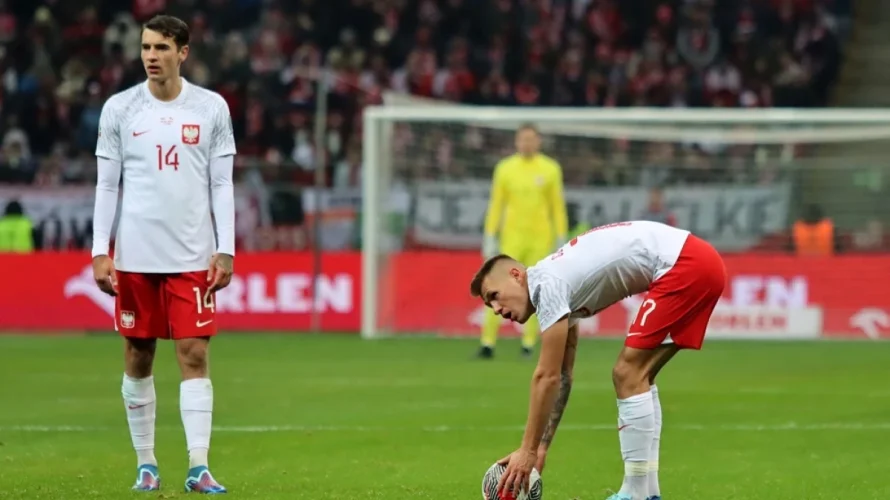 Przedstawiam oficjalne składy na mecz Polska &ndash; Holandia. Spotkanie rozpocznie się w piątek 14.11.2025 o godzinie 20:45 na Stadionie Śląskim w Chorzowie. Polska &ndash; Holandia wyjściowe składy Polska K. Grabara, Jan Zi&oacute;łkowski, Tomasz Kędziora, Jakub Kiwior, Matty Cash, Zielinski, Sebastian [&hellip;]