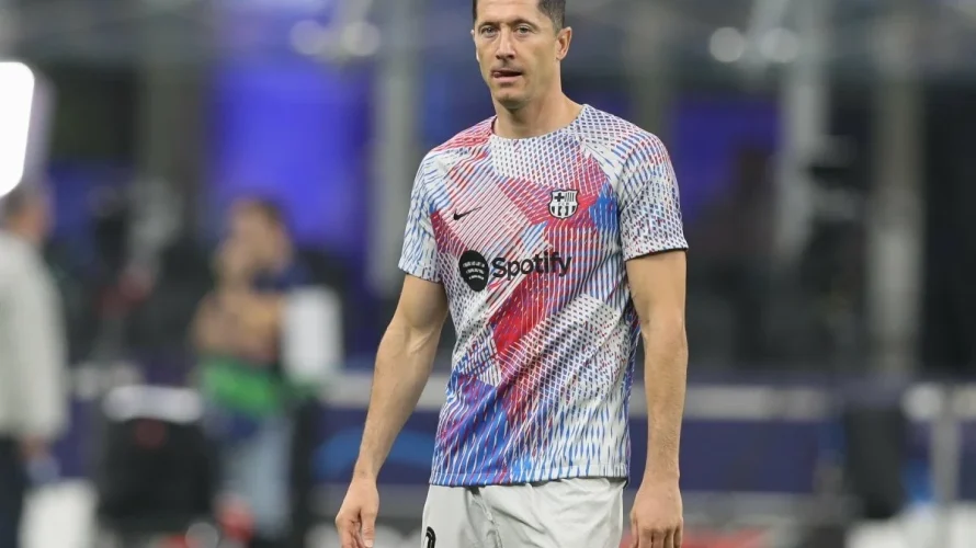 FC Barcelona poinformowała o urazie Roberta Lewandowskiego. U kapitana reprezentacji Polski stwierdzono złamanie lewego oczodołu, co wyklucza go z najbliższego spotkania z Atl&eacute;tico Madryt w ramach Pucharu Kr&oacute;la (3 marca). Do kontuzji doszło w ligowym meczu z Villarreal CF. Spotkanie [&hellip;]