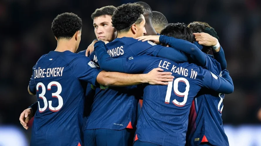 PSG przegrało z Olympique Lyon 1:2 w meczu 30. kolejki Ligue 1. Spotkanie odbyło się w niedzielę 19 kwietnia 2026 o 20:45 na Parc des Princes. Poniżej przedstawiamy statystyki drużyn po meczu PSG &ndash; Olympique Lyon oraz informacje o strzelcach [&hellip;]