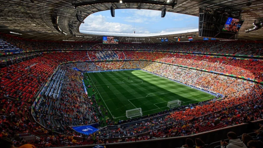 Kibice Bayernu Monachium uniknęli zakazu wstępu na stadion przed p&oacute;łfinałem Ligi Mistrz&oacute;w z Paris Saint‑Germain, jednak Europejska Unia Piłkarska ukarała klub łączną karą blisko 90 000 euro za incydenty podczas rewanżu ćwierćfinałowego z Realem Madryt. Kary UEFA i przebieg incydent&oacute;w [&hellip;]