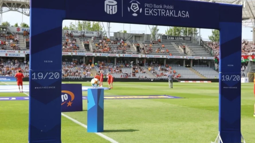 Najbliższy weekend przyniesie kolejną porcję piłkarskich emocji z czołowych lig Europy. Kibice w Polsce będą mogli śledzić mecze Ekstraklasy oraz La Liga na kanałach platformy Canal+. Poniżej przedstawiamy szczeg&oacute;łowy terminarz. PKO BP Ekstraklasa W krajowych rozgrywkach uwagę przyciąga kilka ciekawych [&hellip;]