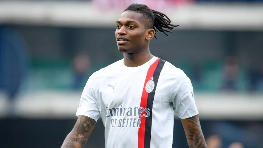 Przyszłość 26-letniego Rafaela Le&atilde;o w Milanie jest niepewna. Manchester United, Chelsea i Arsenal mogą tego lata rywalizować o jego podpis, a klub z San Siro spodziewa się ofert. Niepewność wok&oacute;ł projektu Milanu Milan znalazł się na nieoczekiwanym rozdrożu dotyczące swojego [&hellip;]