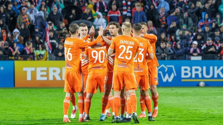 Poniżej przedstawiam statystyki, typy i inne kluczowe dane dotyczące meczu Widzew Ł&oacute;dź &ndash; Bruk-Bet Termalica Nieciecza. Spotkanie odbędzie się w PKO BP Ekstraklasie w sobotę 11.04.2026 o godzinie 14:45. Widzew Ł&oacute;dź przychodzi do tego meczu w serii pięciu spotkań bez [&hellip;]