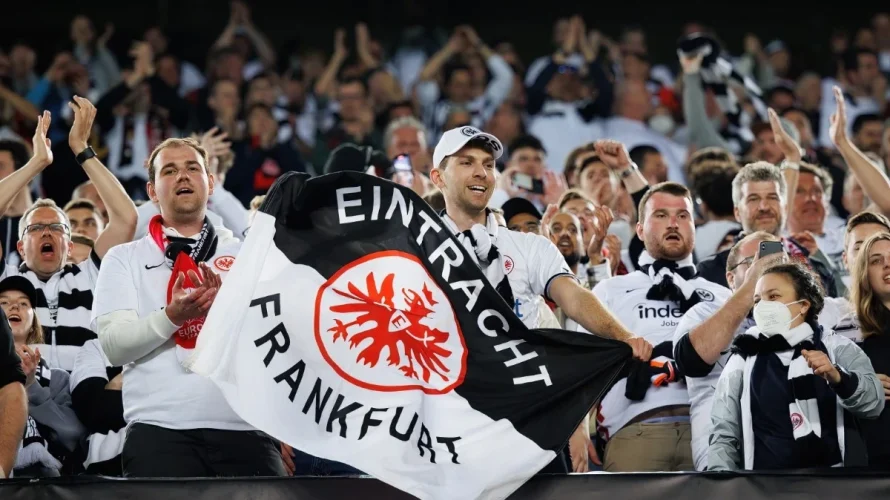 Eintracht Frankfurt przegrał z RB Lipsk 1:3 w meczu 30. kolejki Bundesligi. Spotkanie odbyło się w sobotę 18 kwietnia 2026 o 18:30. Poniżej przedstawiam statystyki po meczu Eintracht Frankfurt &ndash; RB Lipsk; znajdziecie tu listę strzelc&oacute;w oraz obszerne dane pomeczowe [&hellip;]