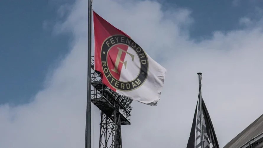 Poniżej przedstawiam statystyki, kursy i inne przedmeczowe dane dotyczące spotkania Feyenoord &ndash; Ajax Amsterdam. Mecz odbędzie się w rozgrywkach Eredivisie w niedzielę 22.03.2026 o 14:30. Feyenoord na własnym boisku pokazuje ostatnio dobrą serię, notując pięć kolejnych zwycięstw u siebie i [&hellip;]