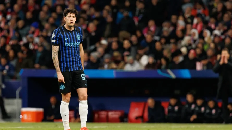 Po zapewnieniu przez Inter 21. tytułu mistrza Włoch klub zapewnia, że Alessandro Bastoni pozostanie w drużynie i nie wpłynęły żadne oferty za środkowego obrońcę, choć Barcelona nadal jest zainteresowana i przygotowuje ostatnią pr&oacute;bę transferową. Stanowisko Interu Piero Ausilio stwierdził, że [&hellip;]