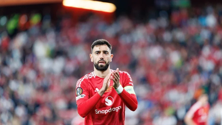 Kapitan Manchesteru United, Bruno Fernandes, zdecyduje o swojej przyszłości dopiero pod koniec sezonu. Jego pozostanie zależy od awansu zespołu do Ligi Mistrz&oacute;w UEFA oraz utrzymania Michaela Carricka na stanowisku pierwszego trenera &ndash; informuje &bdquo;The Mirror&rdquo;. Stan kontraktu i oferta klubu [&hellip;]