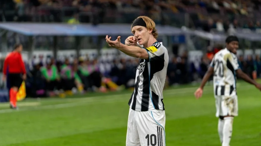 Bayern Monachium prowadził rozmowy z Newcastle w sprawie transferu skrzydłowego Anthony&rsquo;ego Gordona. Angielski klub początkowo zażądał około 90 milion&oacute;w euro, a kilka zainteresowanych ekip zostało poinformowanych o tej kwocie. Szczeg&oacute;ły oferty i zainteresowane kluby Według doniesień dziennikarza Floriana Plettenberga Newcastle [&hellip;]