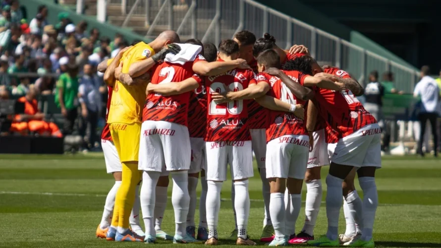 Poniżej przedstawiam statystyki, kursy i typy dotyczące meczu Girona FC &ndash; RCD Mallorca. Spotkanie w rozgrywkach La Liga odbędzie się w piątek 01.05.2026 o godzinie 21:00. Analiza dostępnych danych pokazuje, że Girona prezentuje umiarkowaną skuteczność u siebie, notując średnio 1,3 [&hellip;]