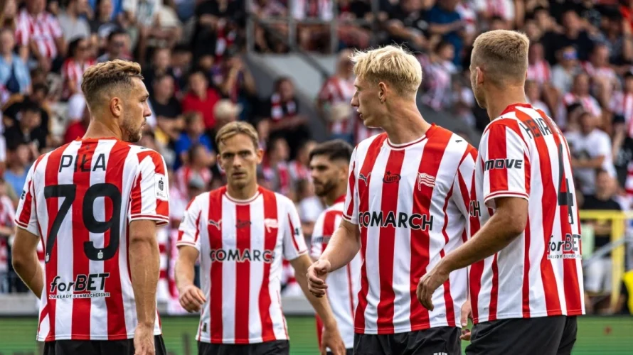 Mecz Cracovia &ndash; Arka Gdynia w ramach PKO BP Ekstraklasa zakończył się remisem 2:2. Spotkanie odbyło się w niedzielę 12.04.2026 o 12:15. Poniżej przedstawiam statystyki drużyn i piłkarzy po tym spotkaniu oraz listę strzelc&oacute;w i szczeg&oacute;łowe dane pomeczowe. Cracovia &ndash; [&hellip;]