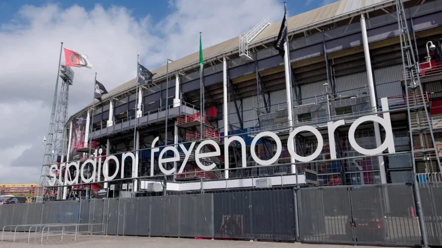Poniżej znajdziesz zestaw statystyk, typ&oacute;w i innych informacji przedmeczowych dotyczących spotkania Twente &ndash; Feyenoord. Mecz odbędzie się w niedzielę 01.03.2026 o godzinie 14:30 w rozgrywkach Eredivisie. Twente prezentuje znakomitą serię, pozostając niepokonanym w ostatnich dziesięciu meczach i notując siedem kolejnych [&hellip;]