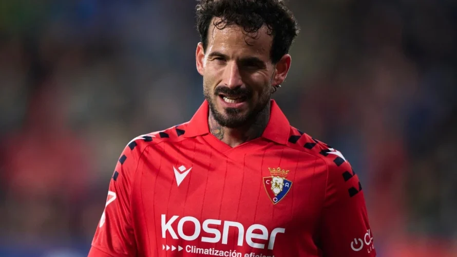 Przedstawiam oficjalne składy na mecz (wyjściowe jedenastki) drużyn Osasuna i FC Barcelona. Spotkanie rozpocznie się o godzinie 21:00 w sobotę 2 maja 2026. Osasuna &ndash; FC Barcelona oficjalne składy Osasuna Wyjściowa jedenastka: Sergio Herrera, Valentin Rosier, Javi Gal&aacute;n, Flavien-Enzo Boyomo, [&hellip;]