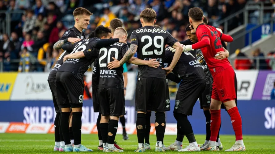 Piast Gliwice wygrał z Arką Gdynia 4:1 w meczu 30. kolejki Ekstraklasy. Spotkanie odbyło się w poniedziałek 27 kwietnia 2026 roku o godzinie 19:00 na Stadionie Miejskim w Gliwicach. Poniżej możecie sprawdzić, kto zdobył gole oraz obszerne statystyki pomeczowe obu [&hellip;]