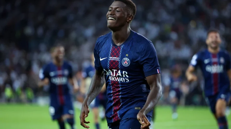 Przedstawiamy oficjalne składy na mecz, czyli wyjściowe jedenastki drużyn PSG i Lorient. Spotkanie odbędzie się w sobotę 2 maja 2026 o godzinie 17:00 na stadionie %stadium% (%city%). PSG &ndash; Lorient oficjalne składy na mecz PSG Wyjściowa jedenastka: Renato Marin, William [&hellip;]