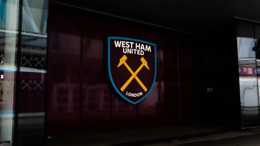 Przedstawiam oficjalne składy na mecz (wyjściowe jedenastki) drużyn West Ham i Everton. Spotkanie rozpocznie się w sobotę 25.04.2026 o godzinie 16:00 na stadionie London Stadium w Londynie. Wyjściowe składy West Ham &ndash; Everton West Ham Mads Hermansen, Axel Disasi, Konstantinos [&hellip;]