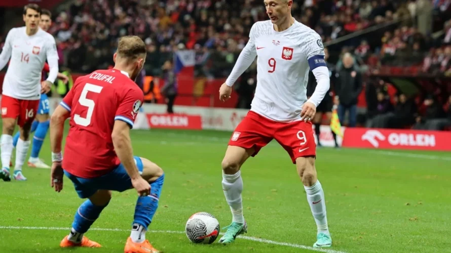 Przedstawiamy oficjalne składy na mecz Polska &ndash; Albania. Spotkanie rozpocznie się w czwartek 26.03.2026 o godzinie 20:45 na stadionie PGE Narodowy w Warszawie. Polska &ndash; Albania oficjalne składy na mecz Polska: Grabara, Kędziora, Bednarek, Kiwior, Cash, Szymański, Zieliński, Sk&oacute;raś, Kamiński, [&hellip;]