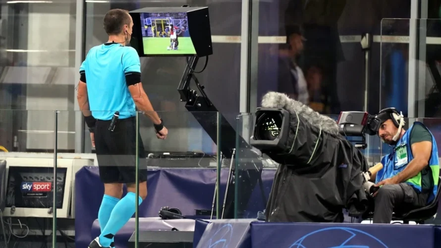 Badanie Związku Kibic&oacute;w Piłkarskich (FSA) pokazuje, że większość sympatyk&oacute;w angielskiej Premier League sprzeciwia się użyciu systemu wideo powt&oacute;rek (VAR). Ankieta przeprowadzona online między 26 lutego a 23 marca objęła ponad 8 tysięcy uczestnik&oacute;w. Wyniki badania 75,7% badanych nie popiera używania [&hellip;]