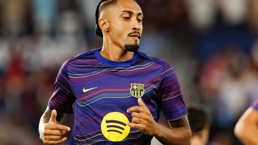 Raphinha ostro skrytykował sędziowanie po dramatycznym rewanżu Atletico Madryt z Barceloną w Lidze Mistrz&oacute;w, w kt&oacute;rym Atletico przegrało 1:2, ale awansowało dalej po łącznym wyniku 3:2. Skrzydłowy zarzucił arbitrom wiele błęd&oacute;w i brak reakcji na faule gospodarzy. Ostre słowa Raphinhy [&hellip;]