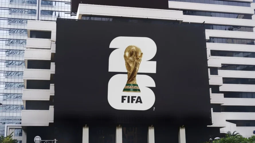 FIFA udzieliła zgody komercyjnym operatorom na emisję reklam podczas trzyminutowych przerw na wodę w trakcie Mistrzostw Świata w piłce nożnej w Ameryce P&oacute;łnocnej tego lata. Przerwy te zostały wprowadzone jako środek dbałości o zdrowie zawodnik&oacute;w, a reklamy będą ograniczone do [&hellip;]