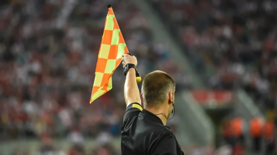 Arsenal pokonał Chelsea 2:1 w sobotnim spotkaniu, a kluczowy był kr&oacute;tki fragment drugiej połowy, gdy Jurrien Timber odzyskał prowadzenie dla Kanonier&oacute;w, a kilka minut p&oacute;źniej Pedro Neto został usunięty z boiska po drugiej ż&oacute;łtej kartce. Przebieg meczu W drugiej połowie [&hellip;]