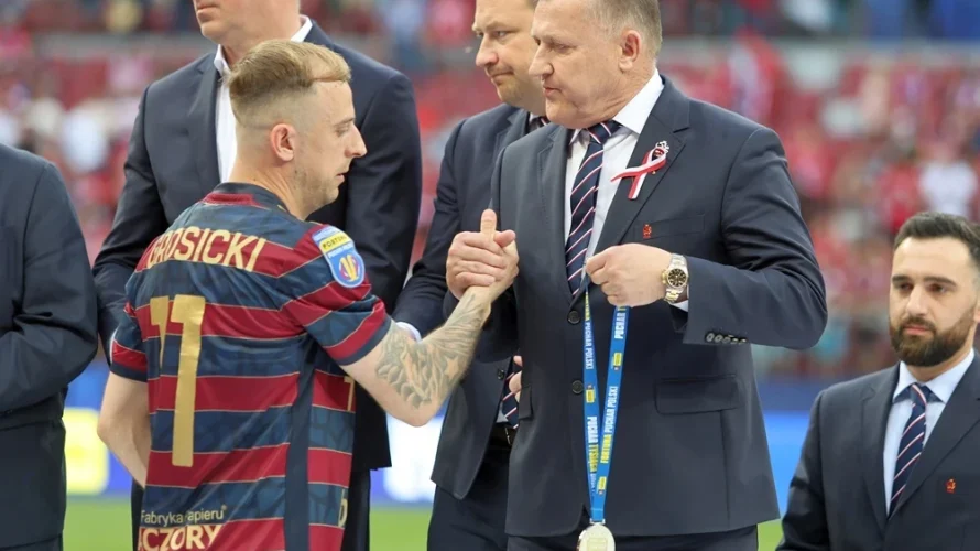Przedstawiamy oficjalne wyjściowe jedenastki drużyn Pogoń Szczecin i Legia Warszawa na pojedynek, kt&oacute;ry rozpocznie się o 17:30 w poniedziałek 6 kwietnia 2026 na Stadionie Miejskim im. Floriana Krygiera w Szczecinie. Pogoń Szczecin &ndash; Legia Warszawa oficjalne składy Pogoń Szczecin Valentin [&hellip;]