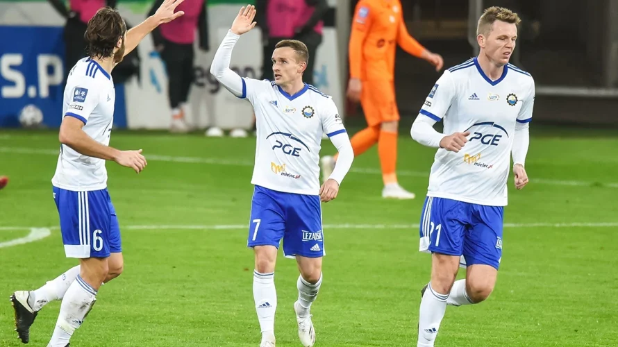 W poniedziałek 6 kwietnia 2026 o 19:30 na Stadionie Znicza Pogoń Grod. Mazowiecki przegrała ze Stalą Mielec 1:2 w rozgrywkach 1. Ligi Polskiej. Poniżej przedstawiamy statystyki z tego spotkania oraz informacje o strzelcach bramek i karach indywidualnych. Pogoń Grod. Mazowiecki [&hellip;]