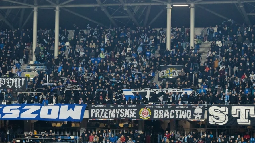 W meczu 29. kolejki 1. Ligi Polskiej zmierzą się Stal Rzesz&oacute;w i Polonia Warszawa. W tekście znajdziesz wszystkie informacje o spotkaniu, w tym gdzie oglądać transmisję tv i transmisję online na żywo. Kiedy i o kt&oacute;rej godzinie mecz? Mecz Stal [&hellip;]