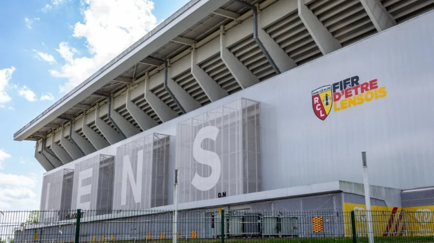 Przedstawiamy oficjalne składy na mecz wyjściowych jedenastek drużyn Lens i Toulouse. Spotkanie rozpocznie się o 20:45 w piątek 17.04.2026 na stadionie Stade Bollaert-Delelis. Lens &ndash; Toulouse oficjalne składy Lens Robin Risser, Fuka Masuaku, Matthieu Udol, Malang Sarr, Saud Abdulhamid, Pierre-Isma&euml;lo [&hellip;]