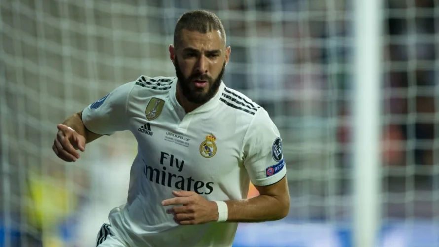 Napastnik Al-Hilal, 38-letni Karim Benzema, oświadczył podczas transmisji na żywo w mediach społecznościowych, że wątpi, by ponownie zagrał dla Olympique Lyon, lecz nie wyklucza objęcia roli w strukturach klubu po zakończeniu kariery. Oświadczenie podczas transmisji na żywo Karim Benzema podczas [&hellip;]