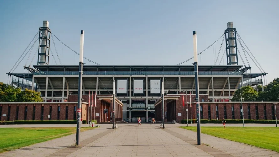 Poniżej przedstawiam statystyki, kursy i inne przedmeczowe informacje dotyczące spotkania FC K&ouml;ln &ndash; Bayer Leverkusen. Mecz odbędzie się w sobotę, 25.04.2026 o godzinie 15:30 w rozgrywkach Bundesligi. FC K&ouml;ln prezentuje w ostatnim czasie specyficzną serię wynik&oacute;w. Zesp&oacute;ł pozostaje niepokonany w [&hellip;]