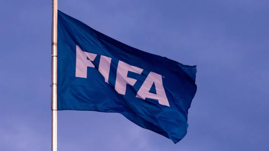 FIFA przygotowuje nowe przepisy dyscyplinarne mające regulować zachowanie na boisku. Wśr&oacute;d proponowanych zmian są zakaz zasłaniania ust podczas rozm&oacute;w oraz kary za dobrowolne opuszczenie boiska w proteście. Zakaz zasłaniania ust podczas rozm&oacute;w Według doniesień, jednym z rozważanych przepis&oacute;w jest sankcjonowanie [&hellip;]